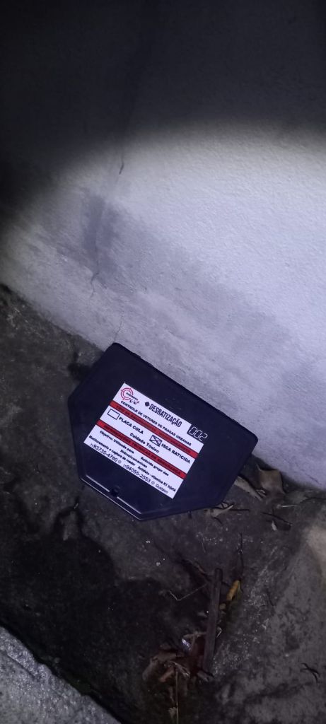 Armadilha instalada para controle profissional de roedores