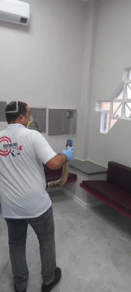 Aplicação de controle de pragas em ambiente interno
